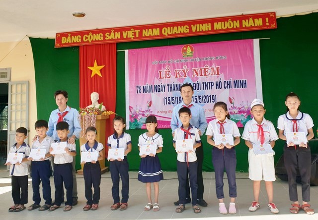 Hội đồng Đội huyện Krông Bông trao học bổng tặng học sinh nghèo vượt khó học giỏi.