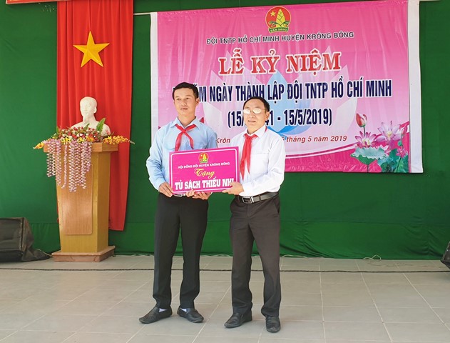 Hội đồng Đội huyện Krông Bông  tặng tủ sách thiếu nhi  cho Trường Tiểu học Hòa Tân.