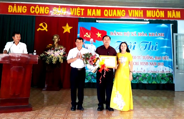 Ban tổ chức đã trao giải Nhất cho thí sinh Trần Xuân Kỳ (Chi bộ Trường Tiểu học Bùi Thị Xuân