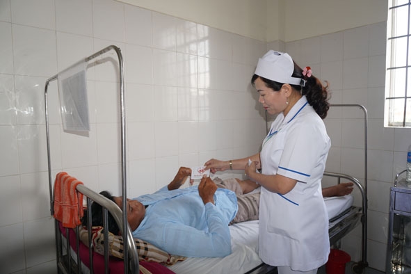 Cán bộ y tế Bệnh viện Đa khoa huyện M’Đrắk phát phiếu cơm miễn phí cho bệnh nhân. 