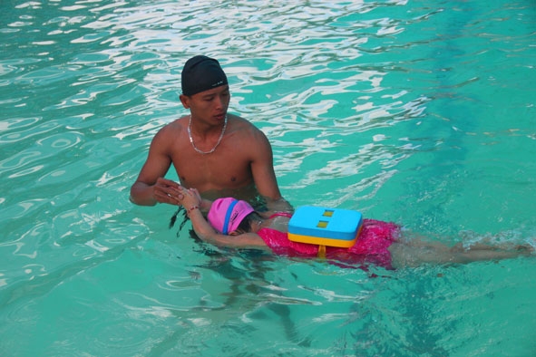 Một buổi học bơi của các em tại Nhà Văn hóa Thanh thiếu nhi tỉnh.