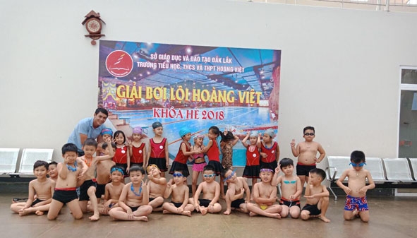 Các em học sinh trong Giải bơi lội Hoàng Việt do Trường Tiểu học, THCS và THPT Hoàng Việt tổ chức.