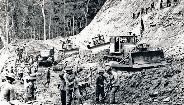 Mở đường lớn bằng phương tiện cơ giới chuẩn bị cho Chiến dịch Tổng tiến công và nổi dậy mùa Xuân 1975. 