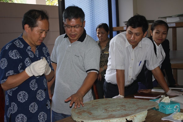 Các cơ quan chức năng tìm cách  phục hồi trống đồng  bị hư hại  được tìm thấy ở Đắk Lắk để trưng bày tại Bảo tàng tỉnh.   