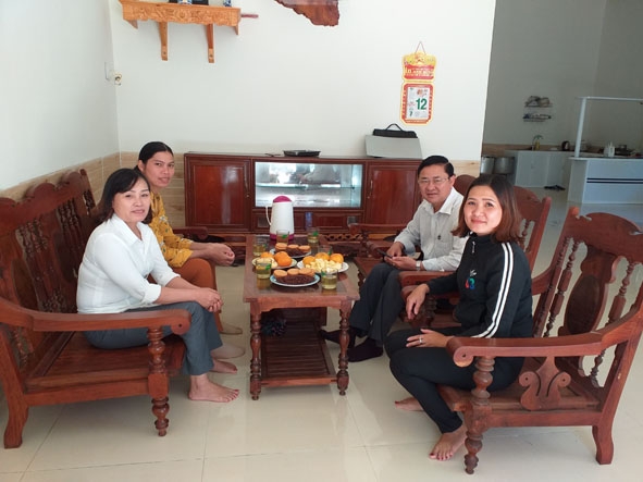 Đại diện LĐLĐ huyện đến thăm gia đình chị Nguyễn Thị Hà (ngoài cùng bên phải) trong căn nhà mới.  