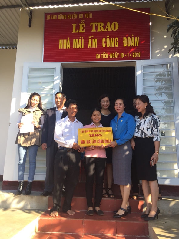 Đại diện Liên đoàn Lao động huyện Cư Kuin bàn giao nhà Mái ấm công đoàn tặng gia đình chị Trần Thị Đào.
