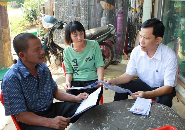 Cán bộ BHXH huyện M'Đrắk tuyên truyền cho người dân xã Ea M'Đoal về lợi ích khi tham gia BHXH tự nguyện. 