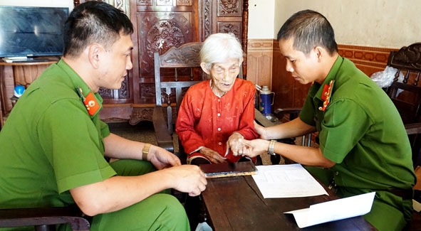 Cảnh sát Quản lý hành chính về trật tự xã hội (Công an huyện Cư Kuin) đến tận nhà làm CMND cho Mẹ Liệt sỹ  Lê Thị Thụy ở thôn 11, xã Ea Tiêu.   