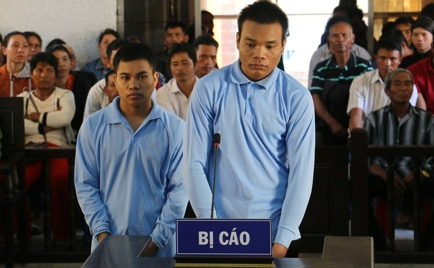 Bị cáo Y Nưng Niê (bên phải) và Y Kiêm Mlô tại phiên tòa sơ thẩm.