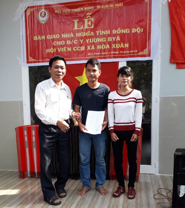 Hội Cựu chiến binh TP. Buôn Ma Thuột tặng nhà cho hội viên  buôn Dray Hlinh (xã Hòa Xuân).  
