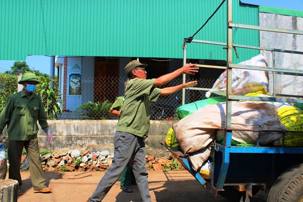     Các thành viên Tổ  thu gom  rác thải của Chi hội CCB thôn 1A  (xã Ea Kly, huyện  Krông Pắc) thu gom rác. 