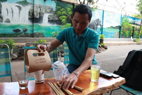 Anh Phạm Thanh Tuấn, Giám đốc điều hành Công ty Đường sách Cà phê Buôn Ma Thuột giới thiệu các sản phẩn thân thiện môi trường đang được một số gian hàng sử dụng.