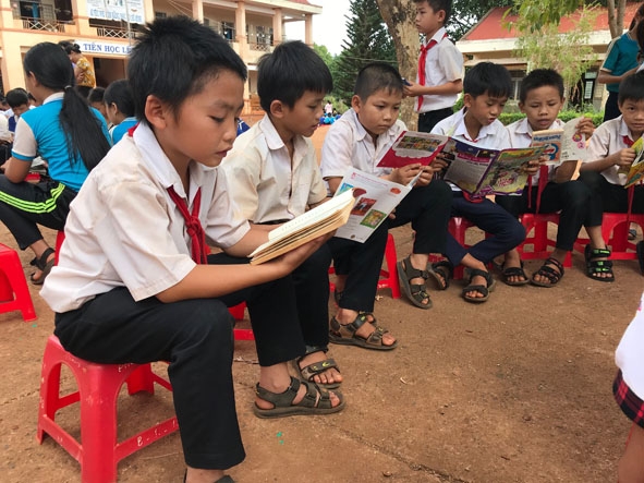Mô hình Thư viện xanh giúp các em học sinh ở Trường Tiểu học Lê Đình Chinh đọc sách  một cách thuận tiện nhất.    