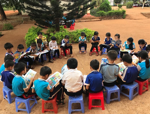 Học sinh Trường Tiểu học Lê Đình Chinh (xã Cư A Mung) đọc sách vào giờ ra chơi.