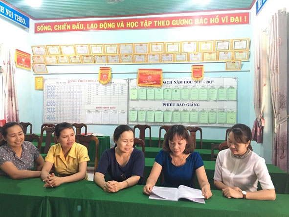 Cô Đỗ Thị Hồng Huệ (giữa) trao đổi chuyên môn cùng giáo viên trong trường.  