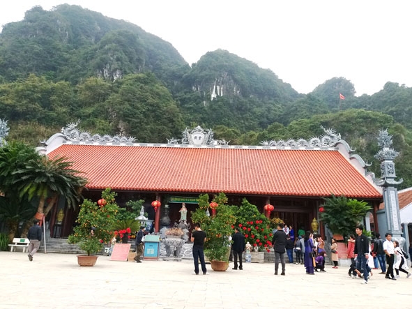 Đền Bồng Lai là điểm dừng chân thú vị trong hành trình du lịch tâm linh của du khách về miền Tây Bắc.