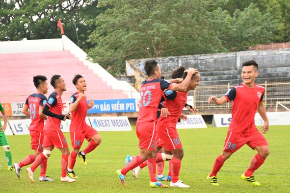 Niềm vui của các  cầu thủ Đắk Lắk sau khi vượt qua Xổ số  kiến thiết Cần Thơ 2-0 ở vòng đấu thứ 6. 