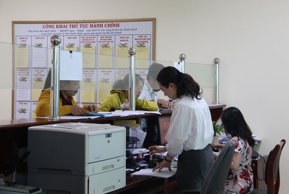 Người dân thực hiện thủ tục hành chính tại Bộ phận một cửa của Cục Thuế tỉnh.  