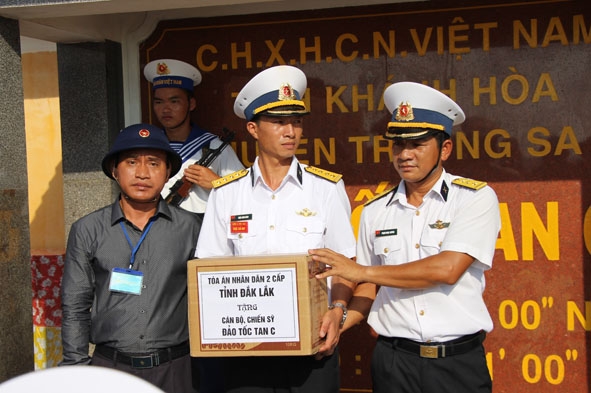 Đoàn công tác TAND tỉnh Đắk Lắk tặng quà cho các chiến sĩ tại đảo Tốc Tan C.   