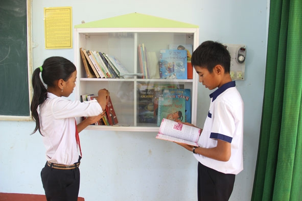 Học sinh lớp 8A2 Trường THCS Trần Hưng Đạo tìm đọc sách từ 