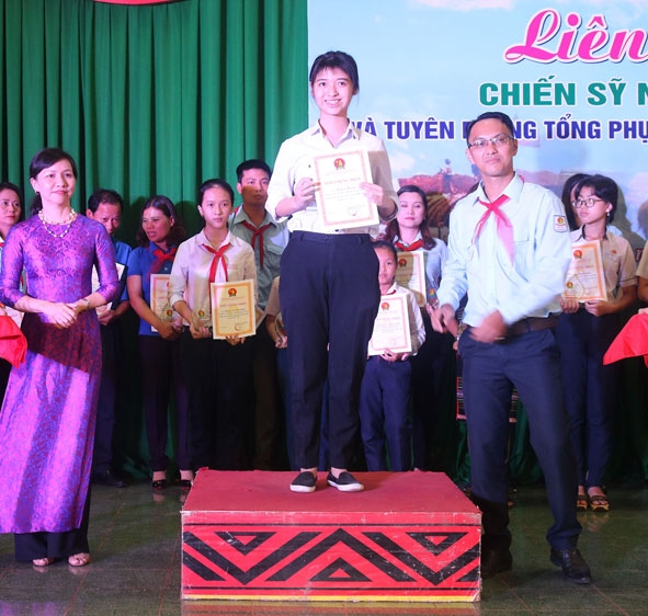 Em Nguyễn Mai Lý được tuyên dương tại chương trình “Liên hoan Chiến sĩ nhỏ Điện Biên và tuyên dương Tổng phụ trách Đội tiêu biểu năm học 2018-2019” do Hội đồng Đội TP. Buôn Ma Thuột tổ chức.