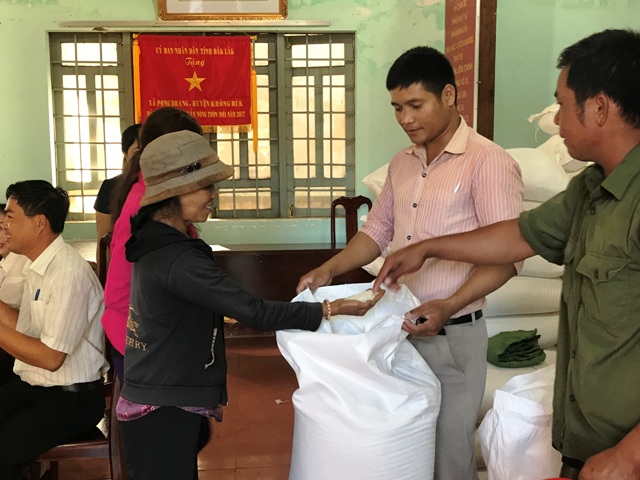 Người dân huyện Krông Búk nhận gạo cứu  đói giáp hạt năm 2019 tại UBND xã.