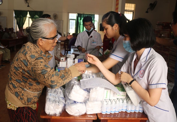 Hội Chữ thập đỏ TP. Buôn Ma Thuột phối hợp với Chi hội Thầy thuốc trẻ thành phố tổ chức khám, phát thuốc miễn phí cho người dân xã Hòa Xuân.