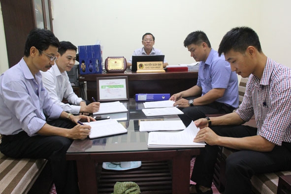 Hội đồng quản trị Quỹ tín dụng nhân dân Phước An, huyện Krông Pắc họp xem xét hồ sơ cho vay.