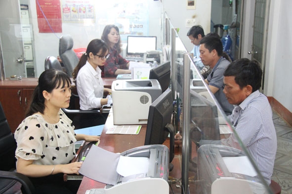 Khách hàng giao dịch tại Quỹ tín dụng nhân dân Huy Hoàng (huyện Ea Kar). 
