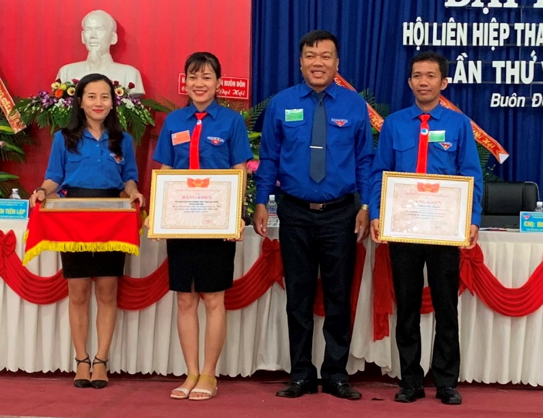 Đại diện Hội LHTN Việt Nam tỉnh tặng Bằng khen các tập thể và cá nhân có thành tích xuất sắc
