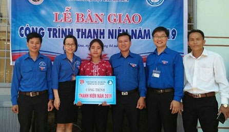 Đoàn Trường Đại học Tây Nguyên trao tiền hỗ trợ em H’Đao Bkrông (thứ ba từ trái sang)  sửa chữa nhà ở.  