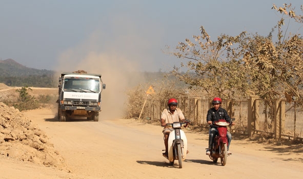 Xe chở đất cát  phục vụ sản xuất gây ô nhiễm môi trường tại địa bàn xã Ea Bông, huyện Krông Ana.