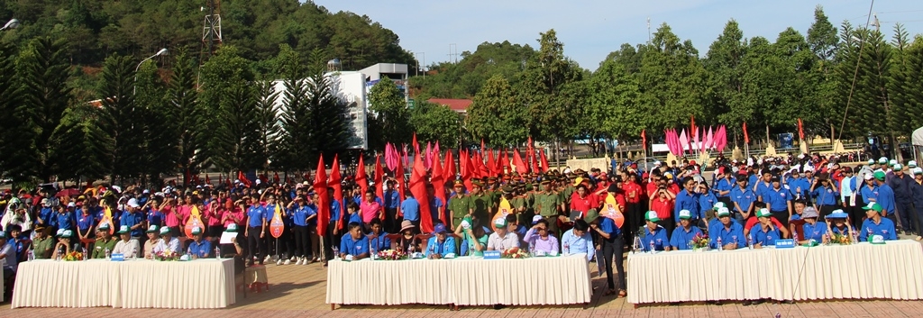 Các đại biểu cùng đông đảo đoàn viên thanh niên tham dự lễ ra quân
