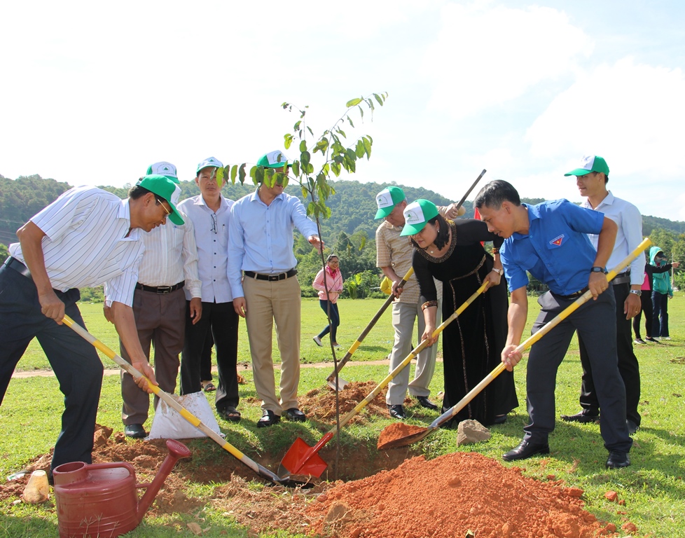 Các đại biểu tham gia trồng cây tại thị trấn Liên Sơn