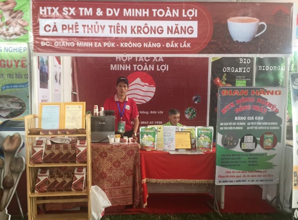 Gian hàng quảng bá sản phẩm của HTX Minh Toàn Lợi tại một hội chợ. 