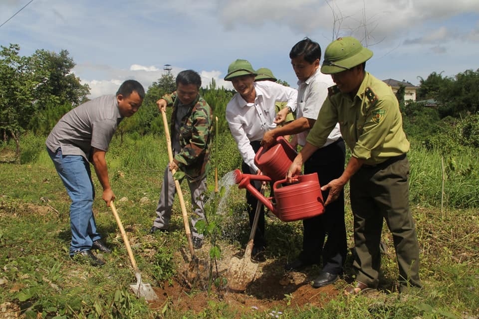 Đạu diện lãnh đạo các đơn vị trồng cây lưu niệm ở Khu bảo tồn thiên nhiên Tà Đùng.