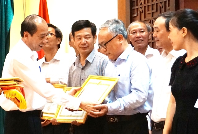 Chủ tịch UBND tỉnh Phạm Ngọc Nghị tặng Bằng khen cho các tập thể có thành tích xuất sắc trong công tác tổ chức, phục vụ Lễ hội Cà phê Buôn Ma Thuột lần thứ 7 năm 2019.