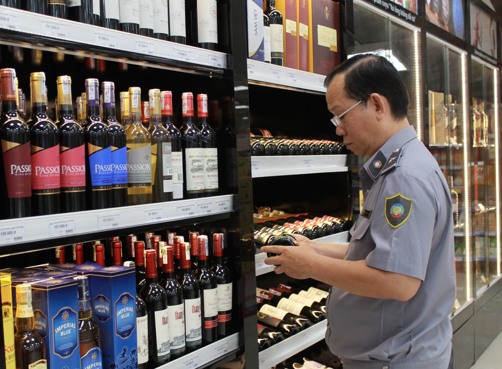 Bác sĩ Trần Văn Tiết kiểm tra chất lượng thực phẩm tại một cơ sở kinh doanh  trên địa bàn tỉnh. 