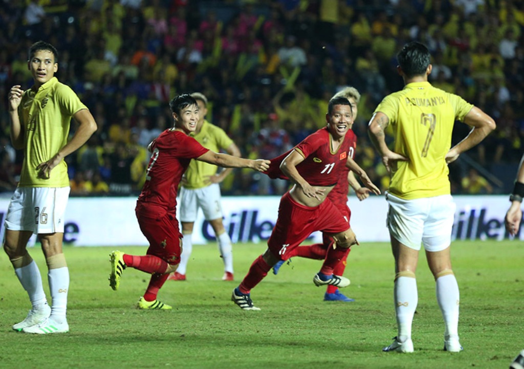 Cầu thủ Anh Đức (số 11) vui mừng sau khi ghi bàn thắng duy nhất vào lưới Đội tuyển Thái Lan.  Ảnh: Internet