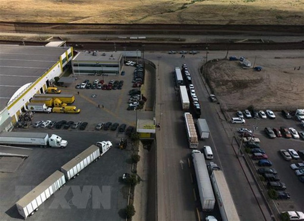 Các phương tiện vận chuyển hàng hóa từ Mexico vào Mỹ chờ tại cảng thương mại ở Otay, Tijuana (Mexico) ngày 30-5-2019. (Ảnh: AFP/TTXVN)