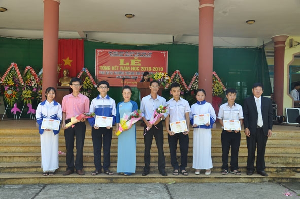 Học sinh nhận Giấy khen tại Lễ tổng kết, khen thưởng học sinh giỏi của Trường THPT Cư M'gar.  (Ảnh tư liệu)