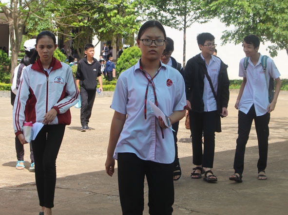 Thí sinh kết thúc môn thi tại điểm thi Trường THPT Chuyên Nguyễn Du. 