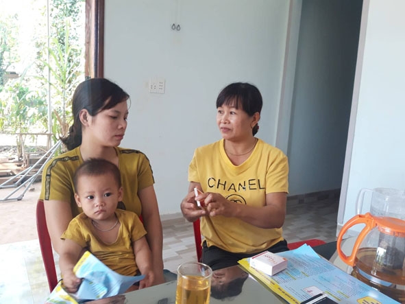 Chị Nguyễn Thị Liên, cộng tác viên dân số thôn 5, xã Ea Bhốk, huyện Cư Kuin (bên phải) giới thiệu  các biện pháp tránh thai cho người dân. 