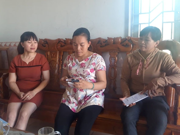 Cán bộ dân số xã Ea Bhốk (huyện Cư Kuin) tư vấn về khám sàng lọc trước sinh cho phụ nữ có thai.