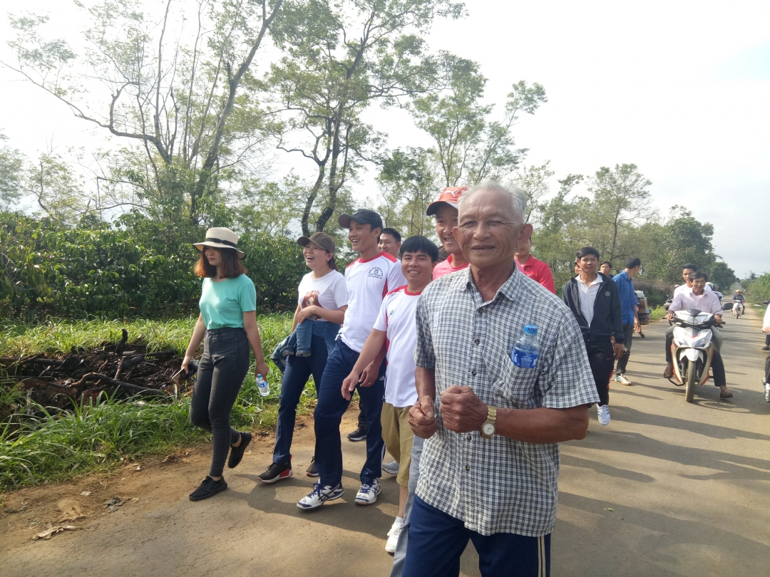 Ông Hồ Văn Ngư tham gia Ngày chạy vì sức khỏe toàn dân do xã tổ chức. 