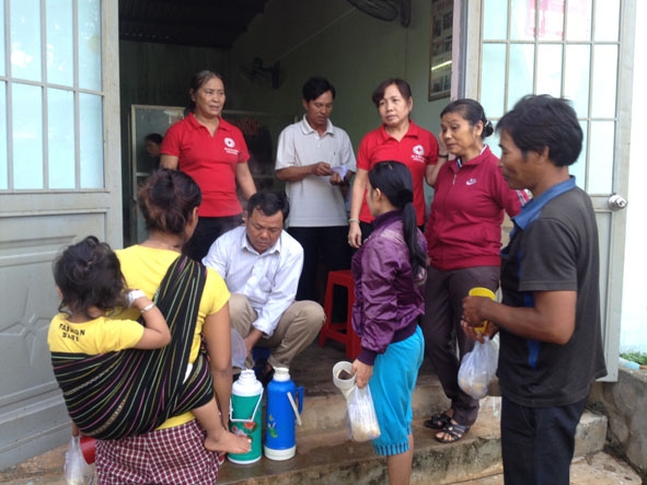 Các thành viên “Bếp ăn tình thương” Bệnh viện Đa khoa huyện Cư M'gar cấp nước sôi miễn phí cho các bệnh nhân khó khăn.   