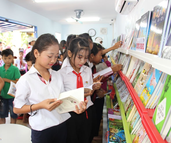 Các em học sinh tìm đọc sách tại Thư viện Container. 