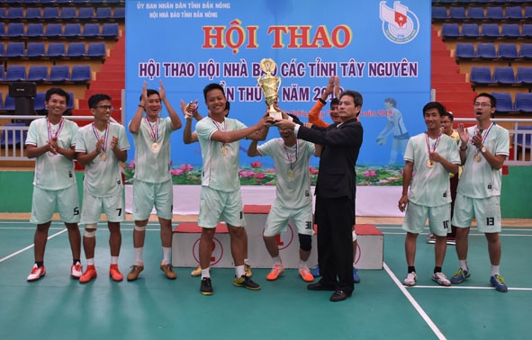 Ban tổ chức trao Cup và HCV môn bóng đá mini nam cho đội bóng HNB tỉnh Gia Lai.