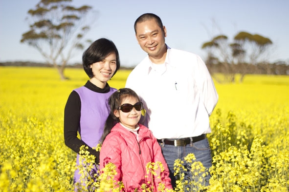 Tác giả bài viết (bìa phải) cùng gia đình đi thăm vườn hoa cải dầu vào mùa xuân  năm 2015 tại Nam Úc.