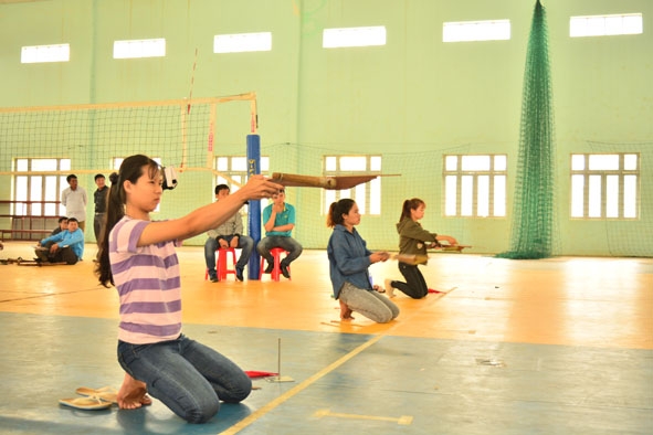Các vận động viên thi đấu môn bắn nỏ tại Hội thi thể thao các dân tộc thiểu số năm 2019.  